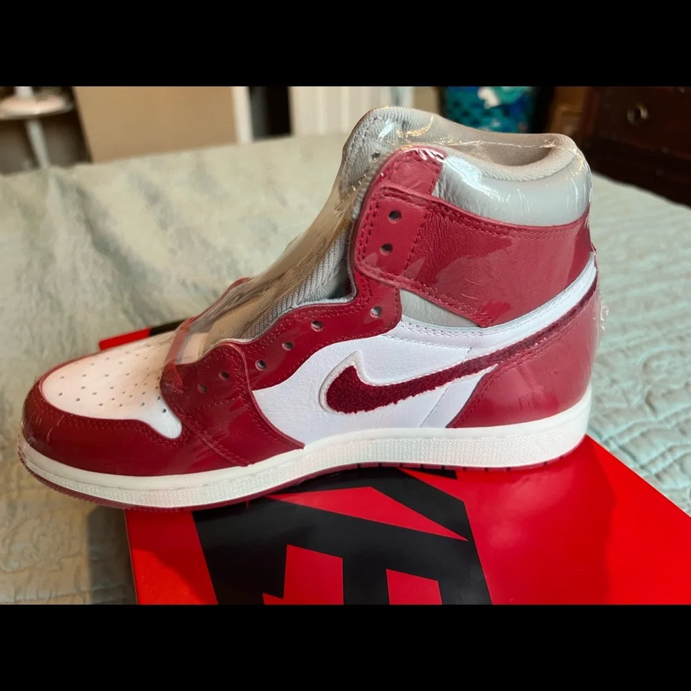 Women’s Air Jordan 1 Retro High OG Sneaker. Red. Sizes: 5.5x2 left. NWT. - Picture 10 of 12